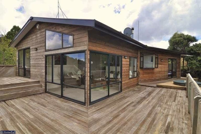 Photo of property in 2 Shirley Road, Parau, Auckland, 0604