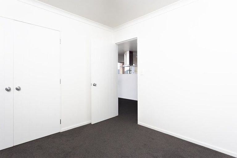 Photo of property in 4 Cliff View Drive, Green Bay, Auckland, 0604