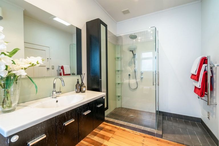 Photo of property in 32 Le Roy Terrace, Birkenhead, Auckland, 0626