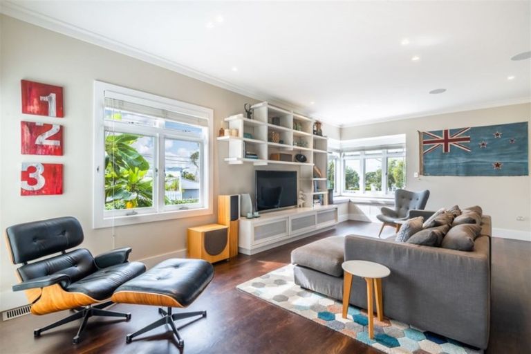 Photo of property in 30 Old Lake Road, Narrow Neck, Auckland, 0624