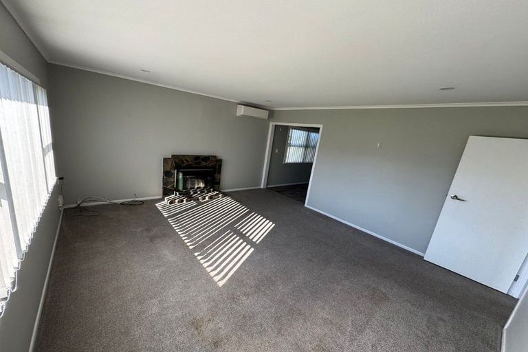 Photo of property in 24 Stokes Avenue, Te Atatu Peninsula, Auckland, 0610