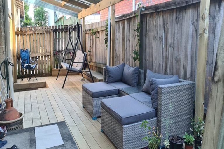 Photo of property in 2/51 Rimu Street, New Lynn, Auckland, 0600