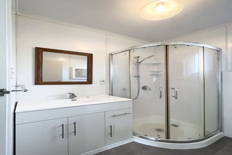 Photo of property in 2/3 Pinedale Place, Henderson, Auckland, 0610