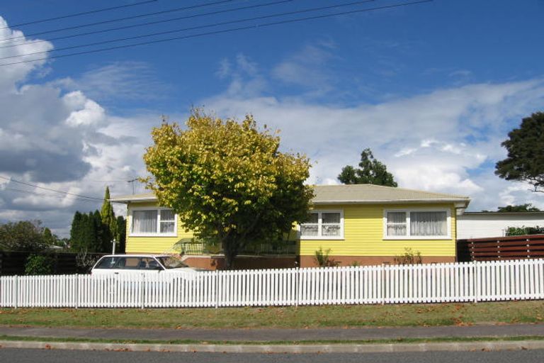 Photo of property in 1 Beverly Place, New Lynn, Auckland, 0600
