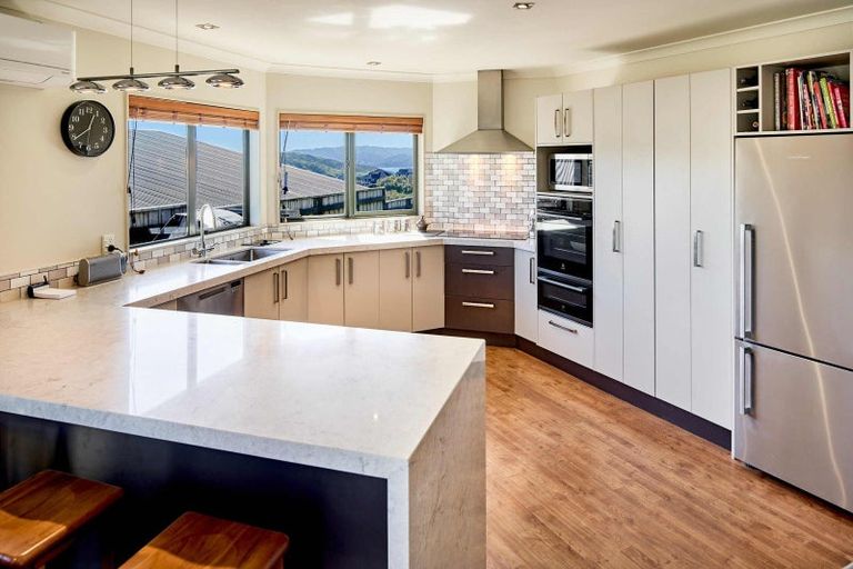 Photo of property in 32 Aspiring Terrace, Aotea, Porirua, 5024
