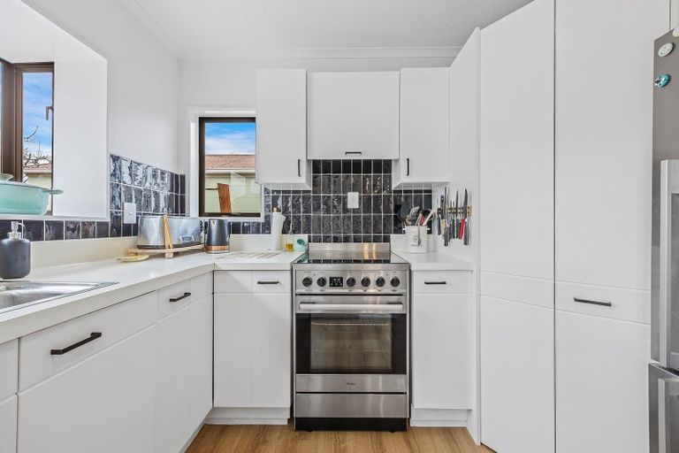 Photo of property in 2/50 Ambleside Drive, Burnside, Christchurch, 8053