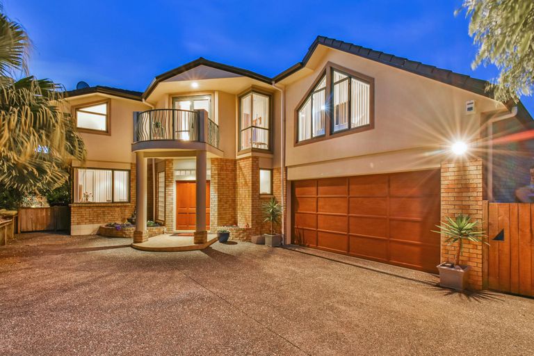 Photo of property in 2/11 The Rosebowl, Sunnyhills, Auckland, 2010