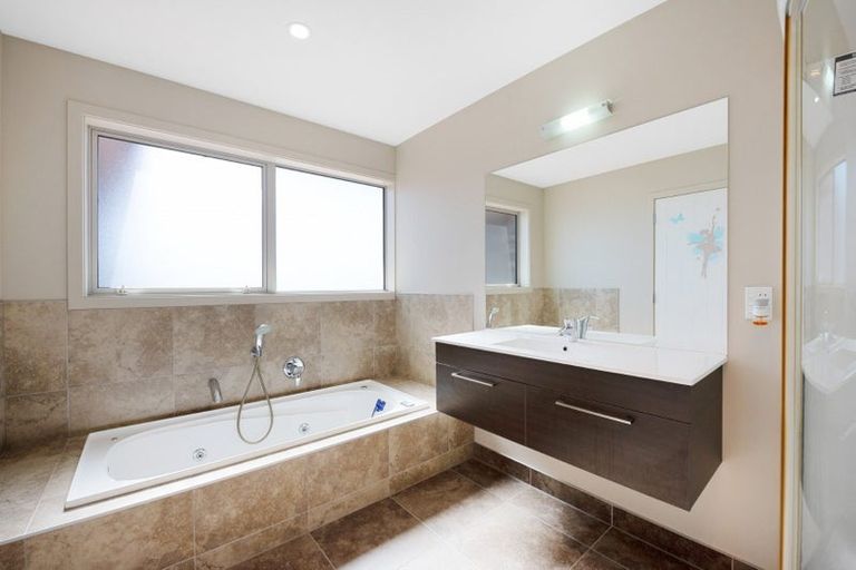 Photo of property in 52 Tamworth Crescent, Newlands, Wellington, 6037