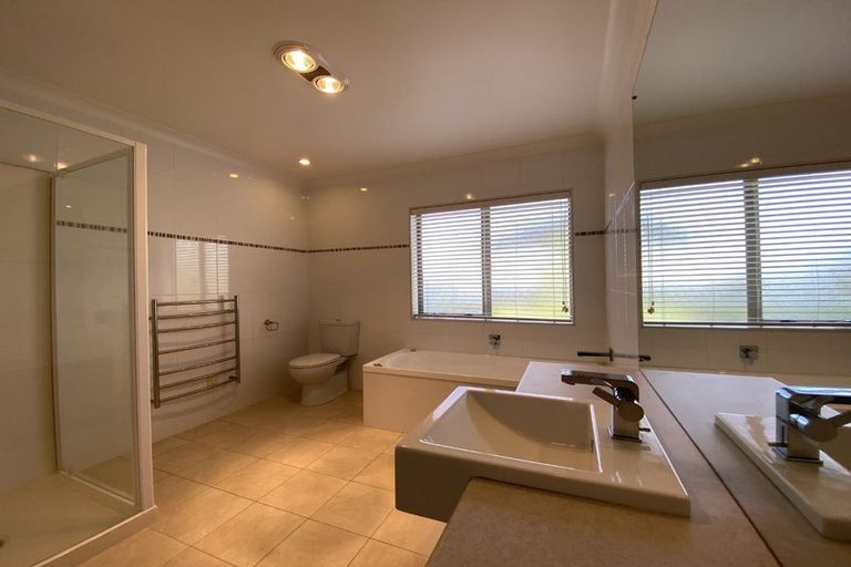 Photo of property in 4 Oak Bark Drive, Schnapper Rock, Auckland, 0632