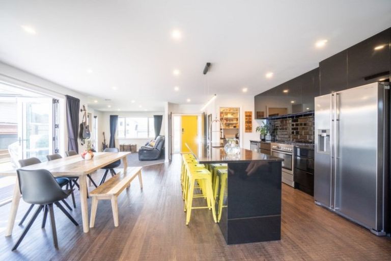 Photo of property in 103 Johnstone Drive, Fitzherbert, Palmerston North, 4410