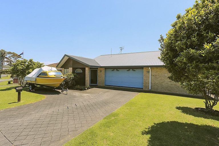 Photo of property in 25 Meadowviews Drive, Welcome Bay, Tauranga, 3112