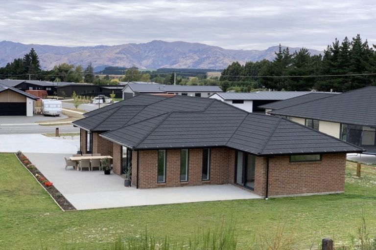 Photo of property in 33 Kingfisher Crescent, Albert Town, Wanaka, 9305
