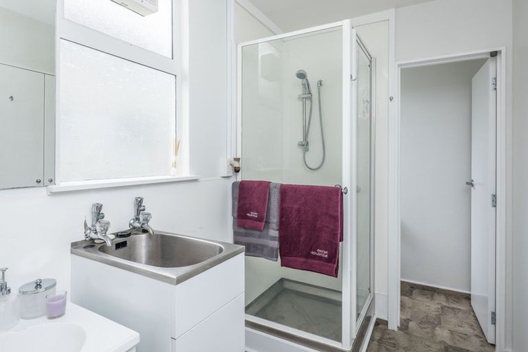 Photo of property in 1/127 Queens Drive, Lyall Bay, Wellington, 6022