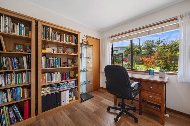 Photo of property in 24 Deverell Place, Northcross, Auckland, 0632