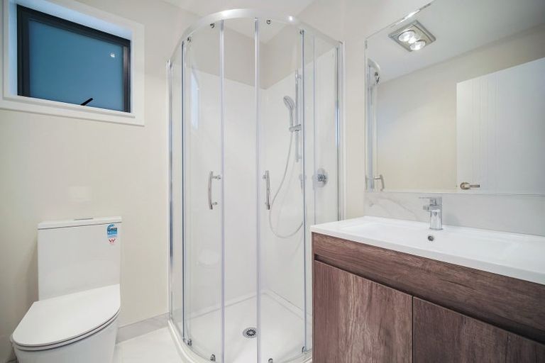 Photo of property in 8 Don Oliver Lane, Glen Eden, 0602