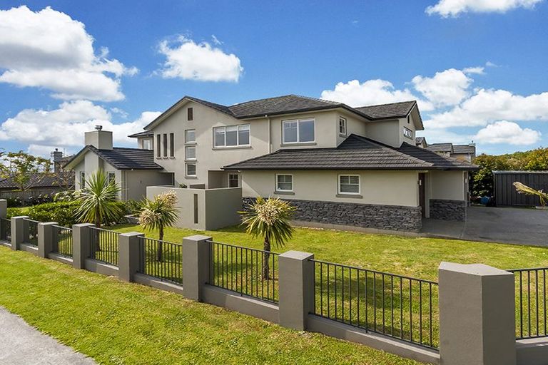 Photo of property in 14 Armstrong Farm Drive, East Tamaki Heights, Auckland, 2016