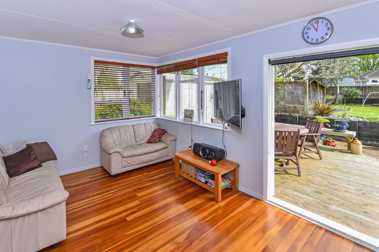 Photo of property in 76 Arimu Road, Papakura, 2110