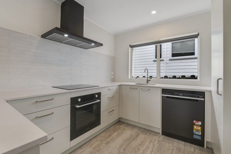 Photo of property in 2/2 Rook Place, Unsworth Heights, Auckland, 0632