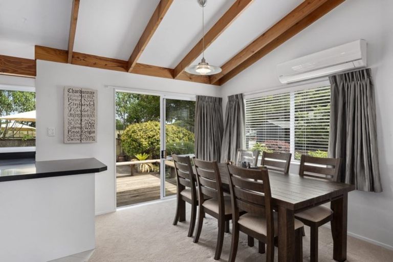 Photo of property in 102 Boord Crescent, Kumeu, 0891