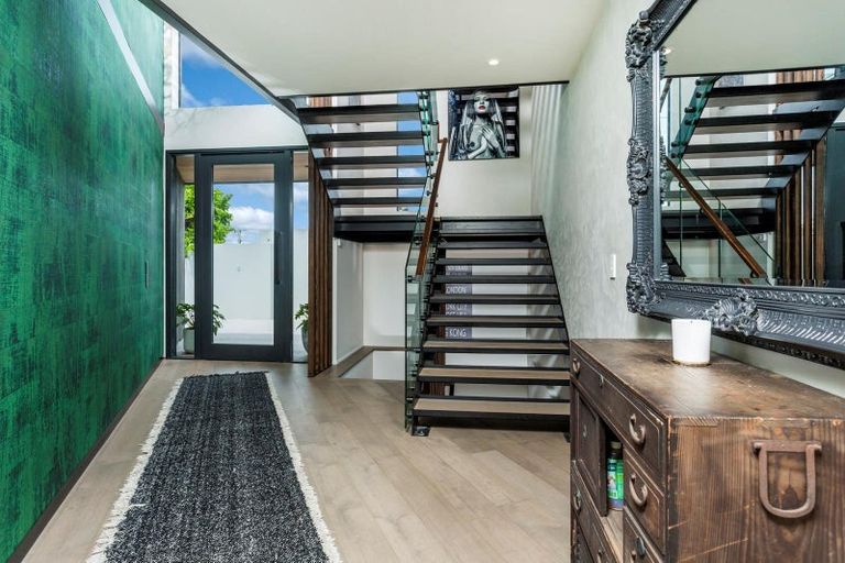 Photo of property in 2 Old Lake Road, Narrow Neck, Auckland, 0624