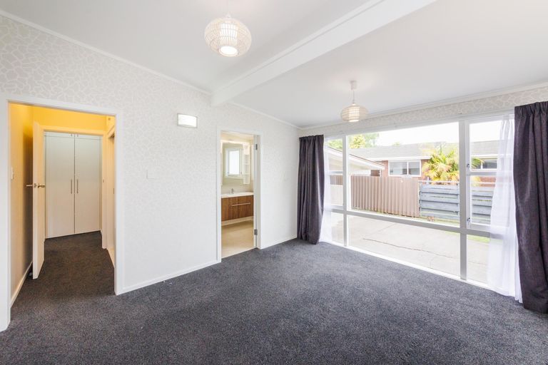 Photo of property in 17 Wikiriwhi Crescent, Awapuni, Palmerston North, 4412