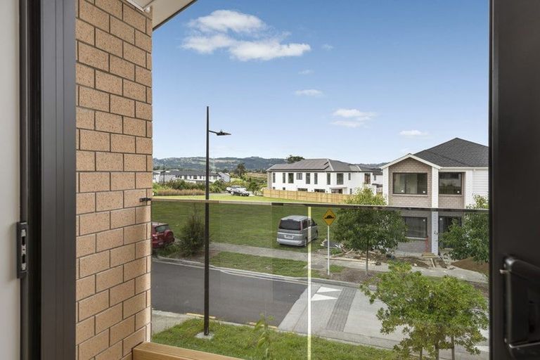 Photo of property in 8 Pineview Drive, Rosehill, Papakura, 2113