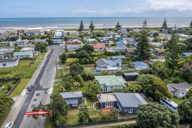 Photo of property in 14 Toi Street, Otaki Beach, Otaki, 5512