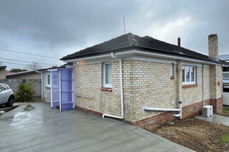 Photo of property in 1/22 Cliff View Drive, Green Bay, Auckland, 0604