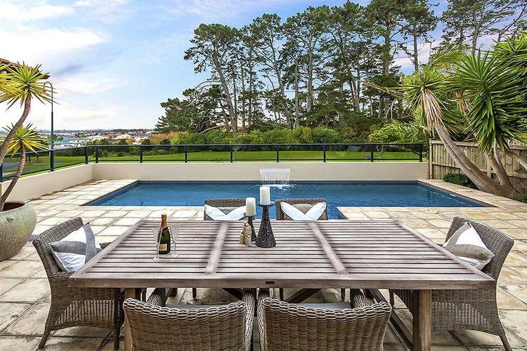 Photo of property in 124 John Brooke Crescent, East Tamaki Heights, Auckland, 2016