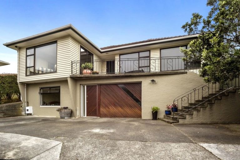 Photo of property in 24 Ranui Terrace, Tawa, Wellington, 5028