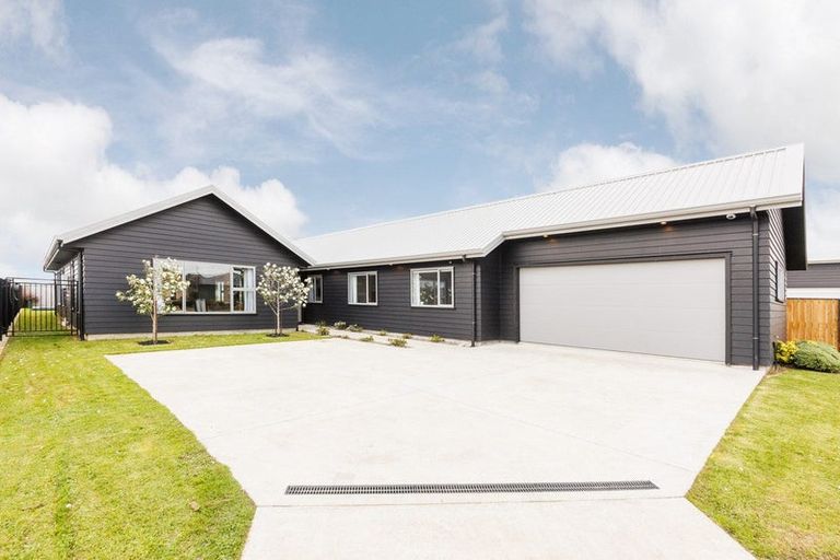 Photo of property in 10 Mediterranean Grove, Fitzherbert, Palmerston North, 4410