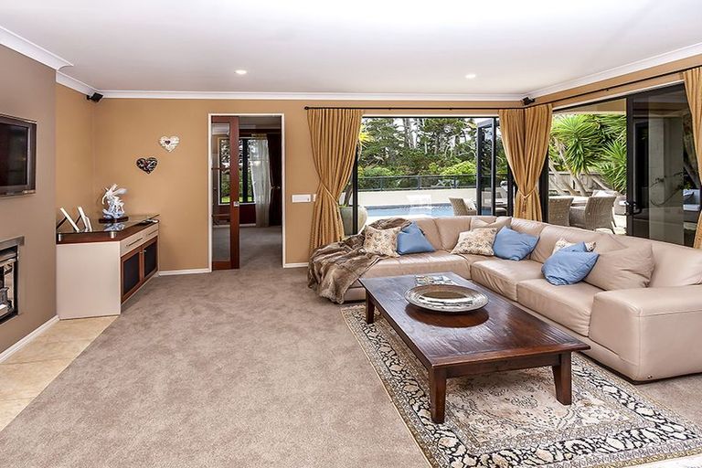 Photo of property in 124 John Brooke Crescent, East Tamaki Heights, Auckland, 2016