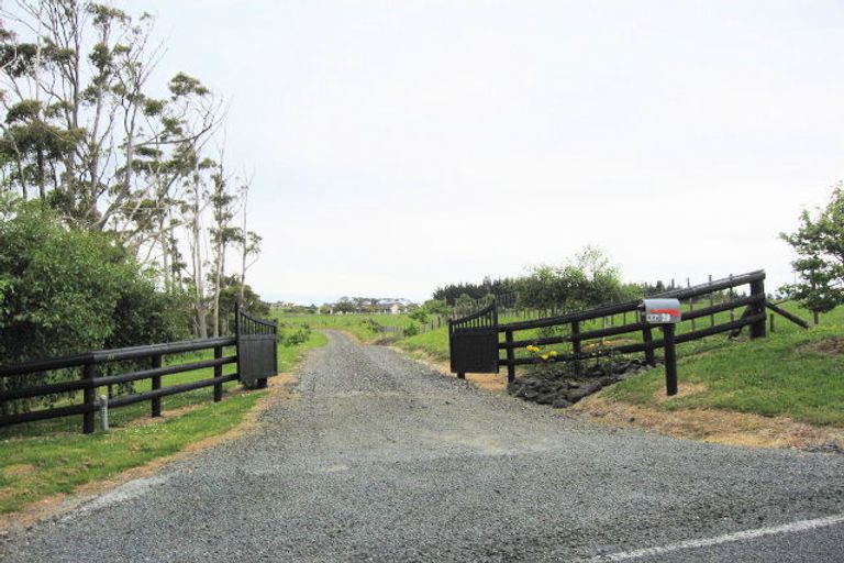 Photo of property in 899 Old Road North, Waimauku, 0882