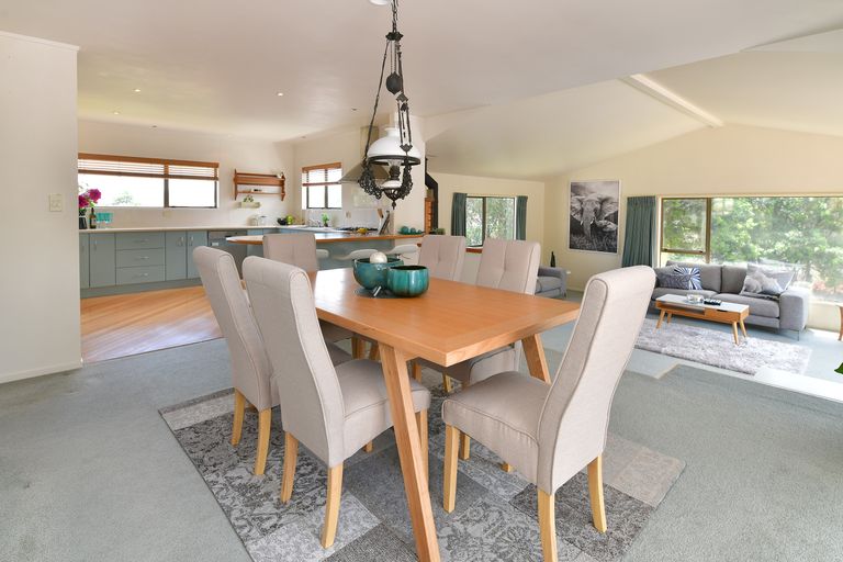 Photo of property in 77 Matija Place, Red Beach, 0932