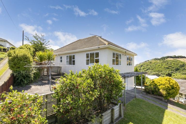 Photo of property in 44 Raroa Terrace, Tawa, Wellington, 5028