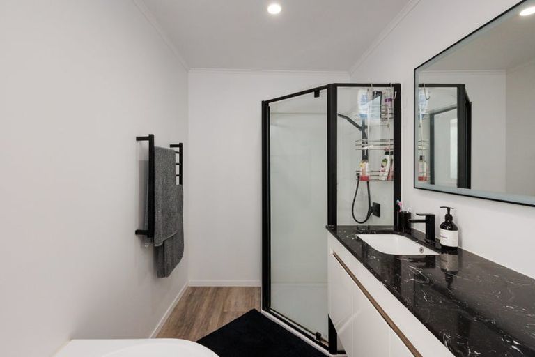 Photo of property in 42 Peters Avenue, Cloverlea, Palmerston North, 4412