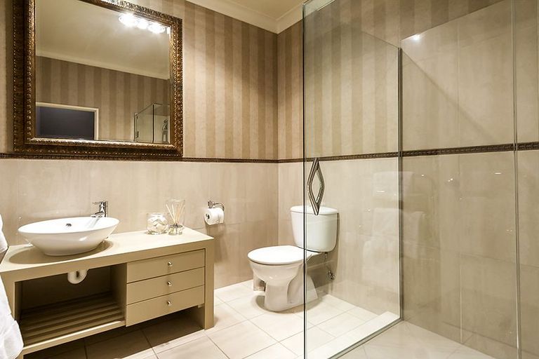 Photo of property in 124 John Brooke Crescent, East Tamaki Heights, Auckland, 2016