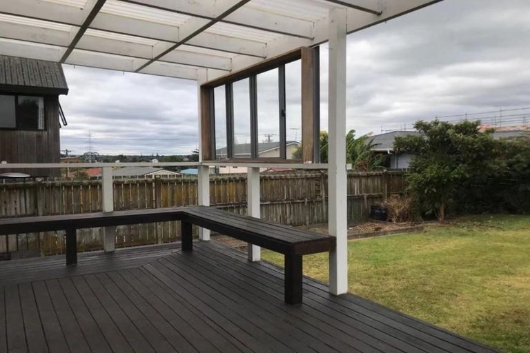 Photo of property in 4 Harding Avenue, Te Atatu South, Auckland, 0610