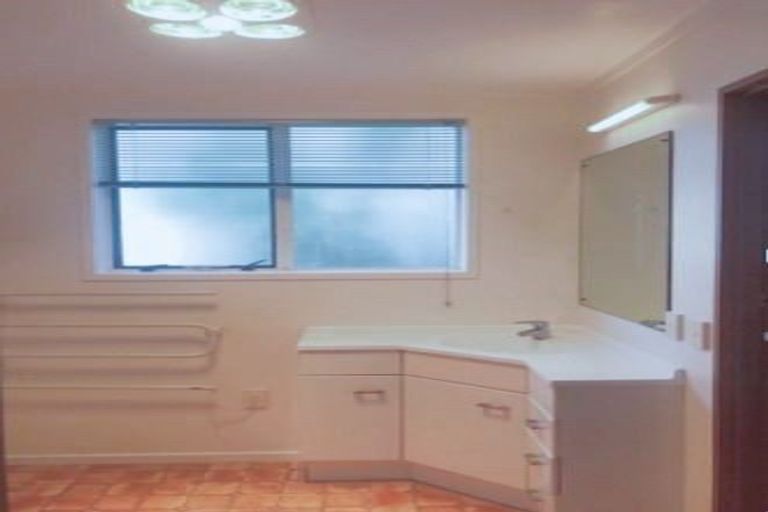 Photo of property in 13 Kiteroa Terrace, Rothesay Bay, Auckland, 0630