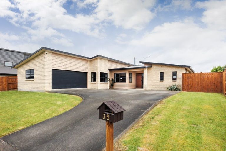 Photo of property in 35 Rosalie Terrace, Kelvin Grove, Palmerston North, 4414