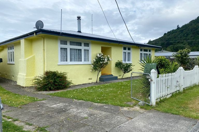 Photo of property in 7 Canterbury Street, Picton, 7220