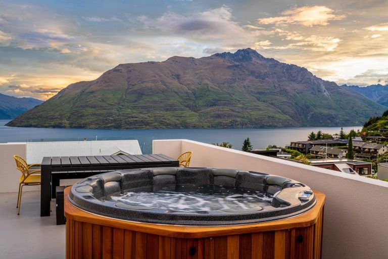 Photo of property in 72 Wynyard Crescent, Fernhill, Queenstown, 9300