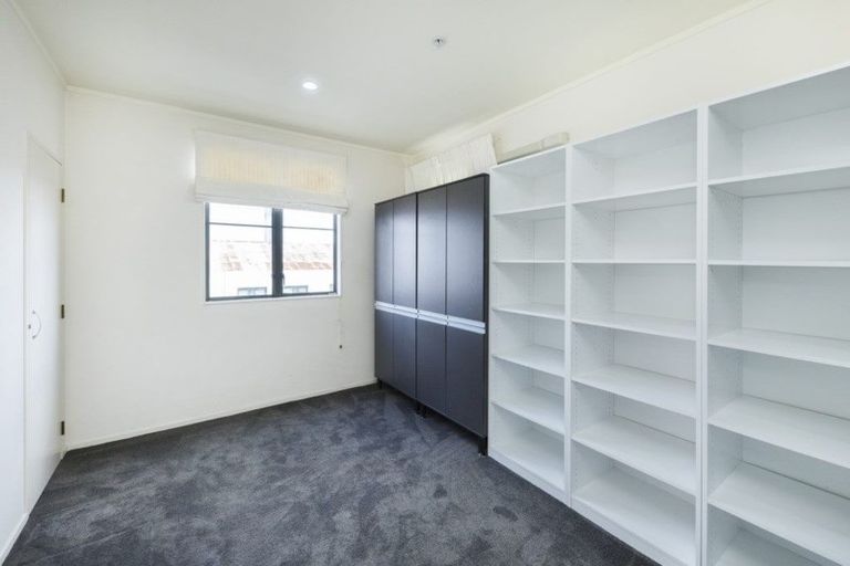 Photo of property in Maddison Apartments, 2/6c Queen Street, Palmerston North, 4410