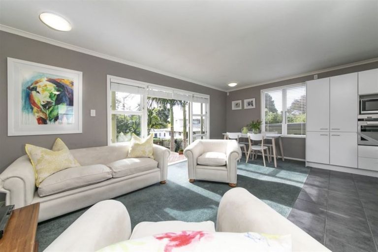 Photo of property in 2/118 Triangle Road, Massey, Auckland, 0614