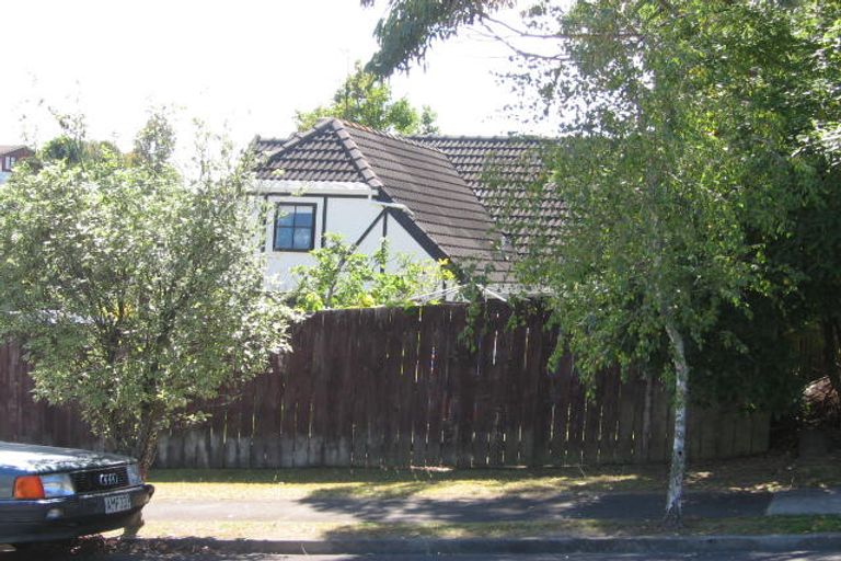 Photo of property in 1/15 Dianthus Place, Browns Bay, Auckland, 0630