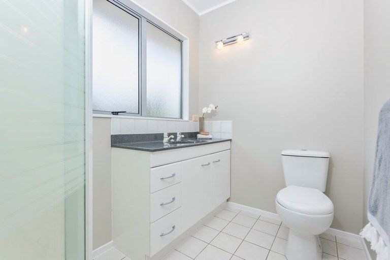 Photo of property in 13 Lagoon Way, West Harbour, Auckland, 0618
