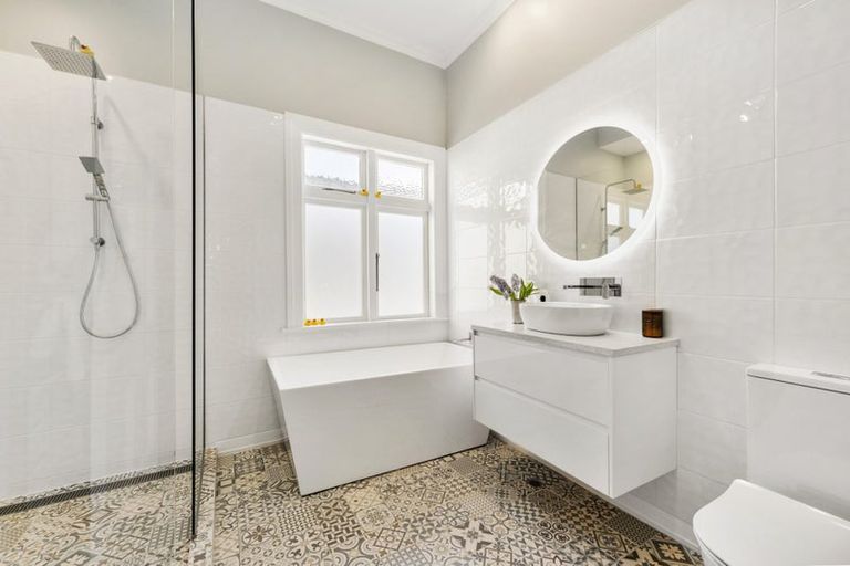 Photo of property in 210 Oriental Parade, Oriental Bay, Wellington, 6011