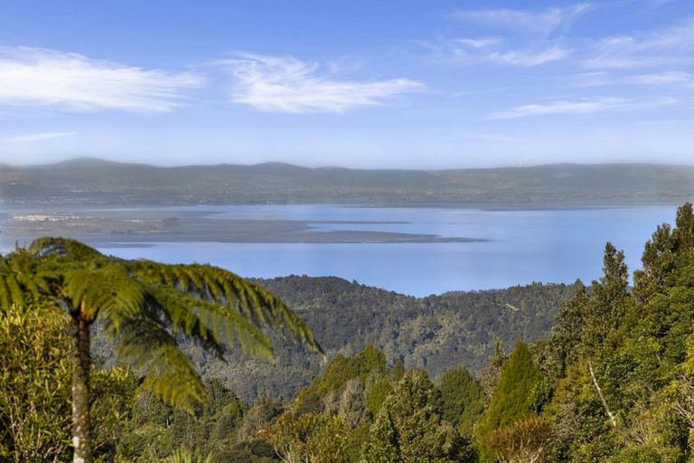 Photo of property in 535 Scenic Drive, Waiatarua, Auckland, 0612