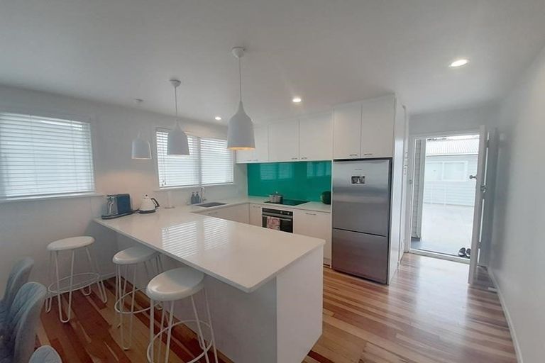 Photo of property in 11 Windrush Close, Mangere, Auckland, 2022