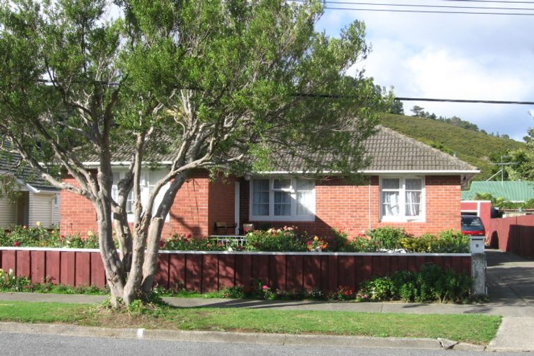 Photo of property in 6 Peck Street, Taita, Lower Hutt, 5011